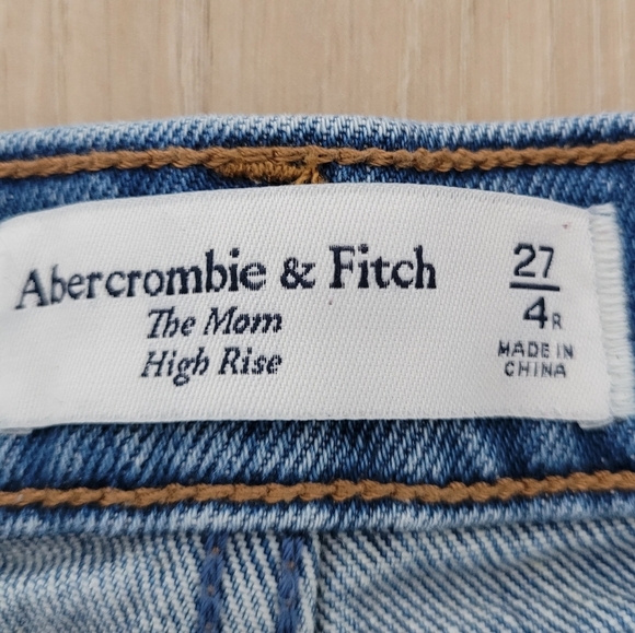 Abercrombie the mom high rise  jeans contrasting sides light wash size 27 4R - Picture 11 of 14
